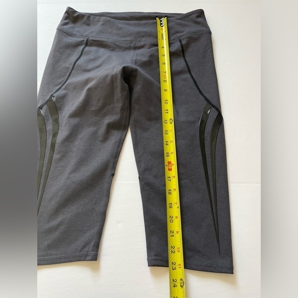 Fabletics Charcoal Gray with Black Stripe Athletic Capris Size Medium - Picture 5 of 6